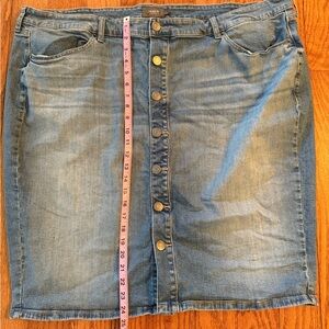 Torrid Midi Denim Button Front Skirt Size 26